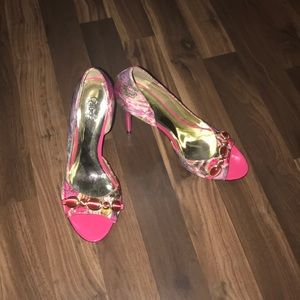 Carlos Santana Pumps